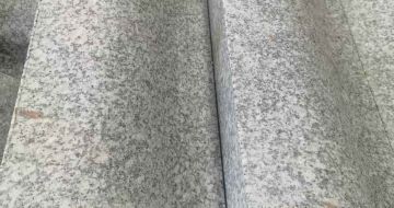 丹东芙蓉白S型拉丝面路沿石
