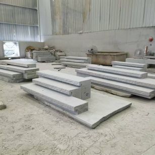 丹东 整石台阶（大面火烧+侧面自然面），出货前厂内拼装