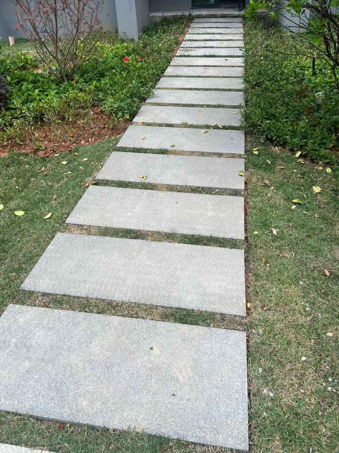 丹东 芝麻黑小区踏步、汀步石铺装效果