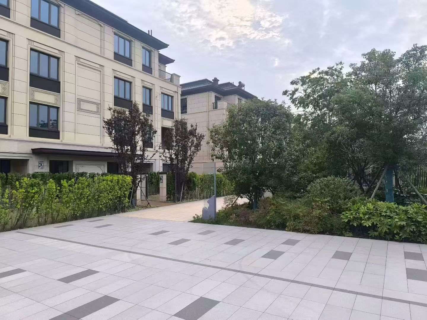 丹东 芝麻白与芝麻白搭配铺装，尺寸1200*600