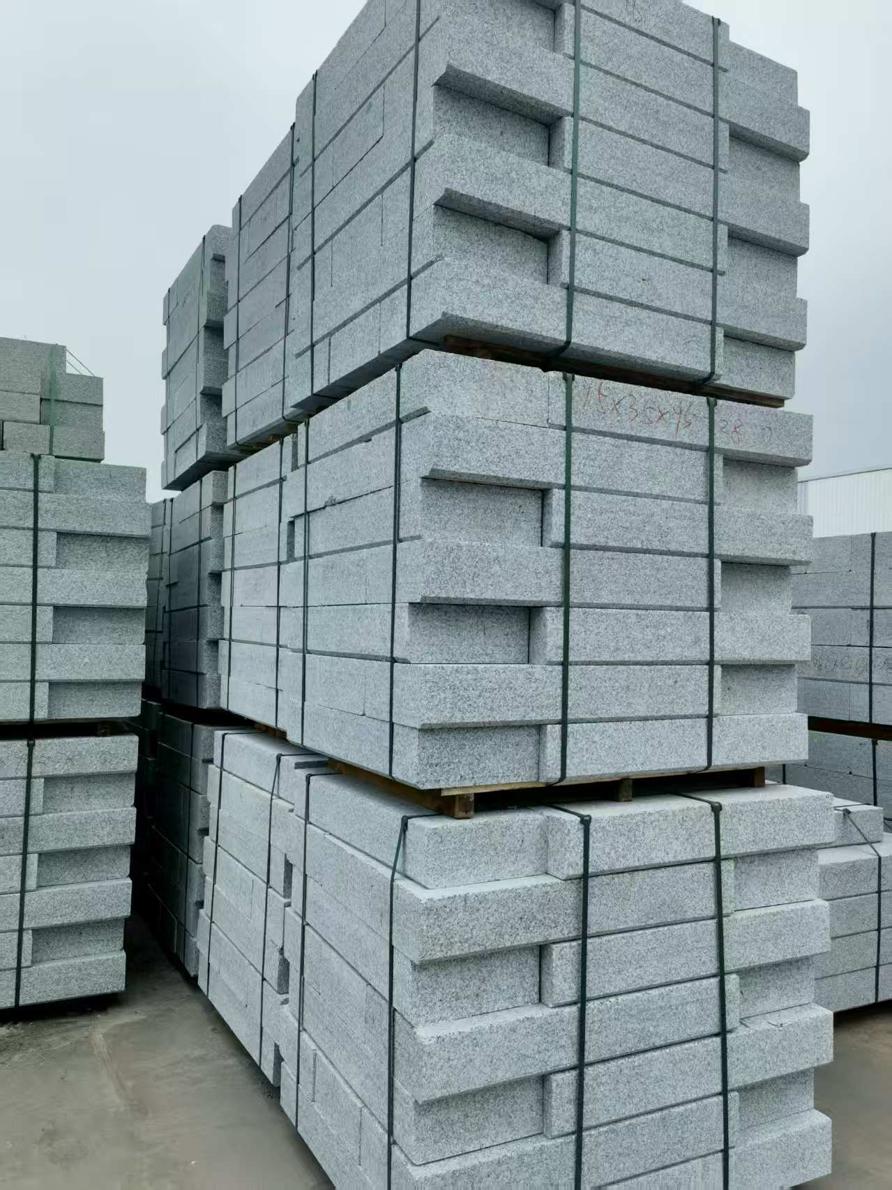 丹东 路沿石，板板正正的路沿石