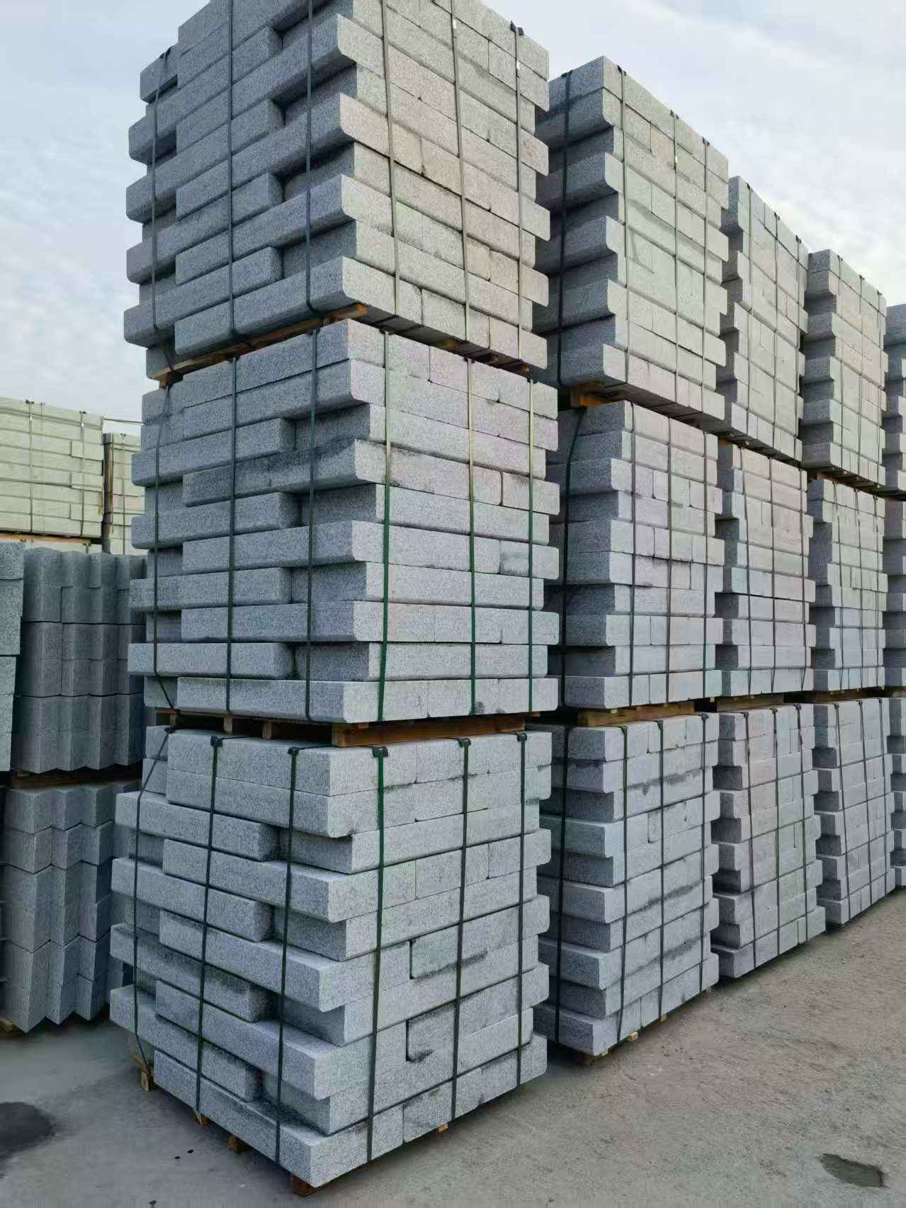 丹东 路沿石（路侧石），颜色一致，尺寸标准