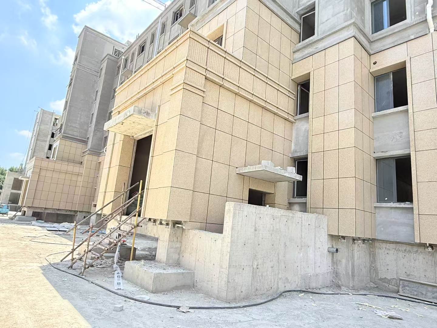 丹东 黄金麻干挂，工地实拍