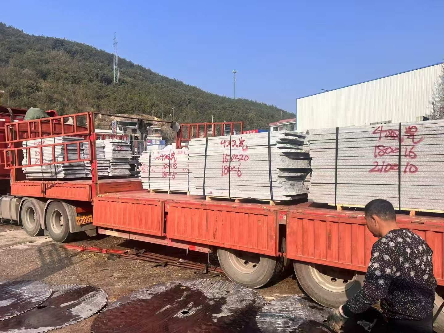 丹东 芝麻灰花岗岩光面毛板出货日常